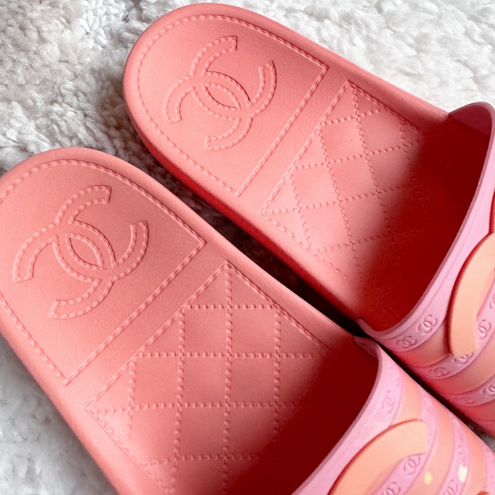 SOLD🌺Chanel rubber pool CC striped logo slides sandals pink coral 38 Spring 2018 - Picture 8 of 12